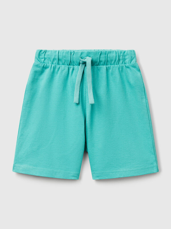 Pantalón corto en puro algodón con corte regular. Cintura con elástico interno y cordón, logo estampado en la espalda. Práctico y cómodo, perfecto para moverse al aire libre. Niño