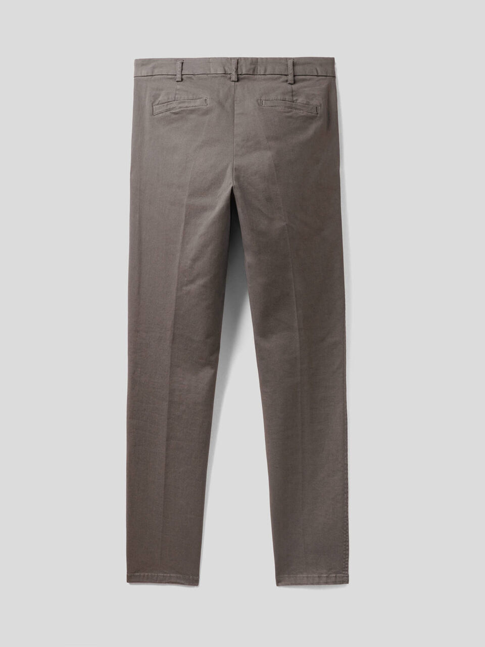 Chinos de corte ceñido image number 2
