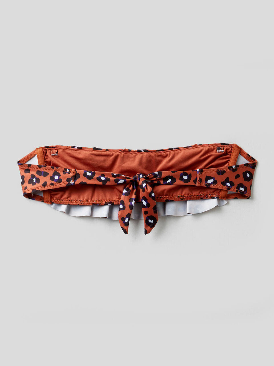 Sujetador de bikini bandeau animal print con volantes image number 2