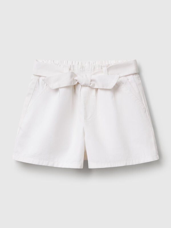 Shorts en suave tejido de puro algodón con corte regular fit. Cintura con elástico interno y fajín, bolsillos delanteros y logo bordado en la espalda. Casual y femenina, perfecta para el verano. Niña