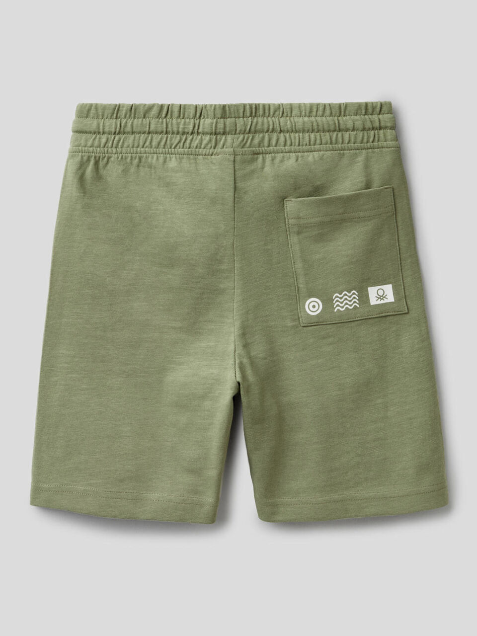 Bermudas con bolsillo canguro image number 2