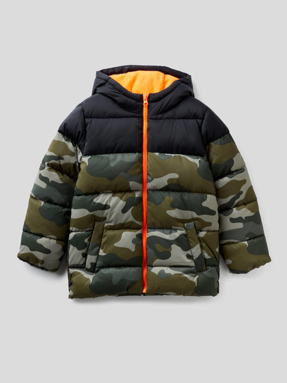 Abrigo acolchado estampado camuflaje image number 1