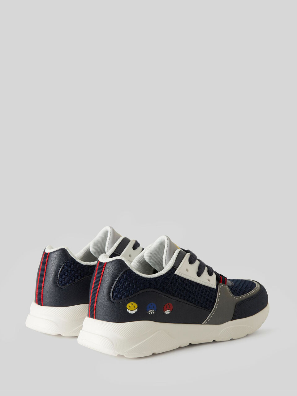 Sneakers con estampados y bordados image number 2