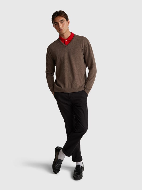 Suéter gris de cuello en V en pura lana merino Hombre