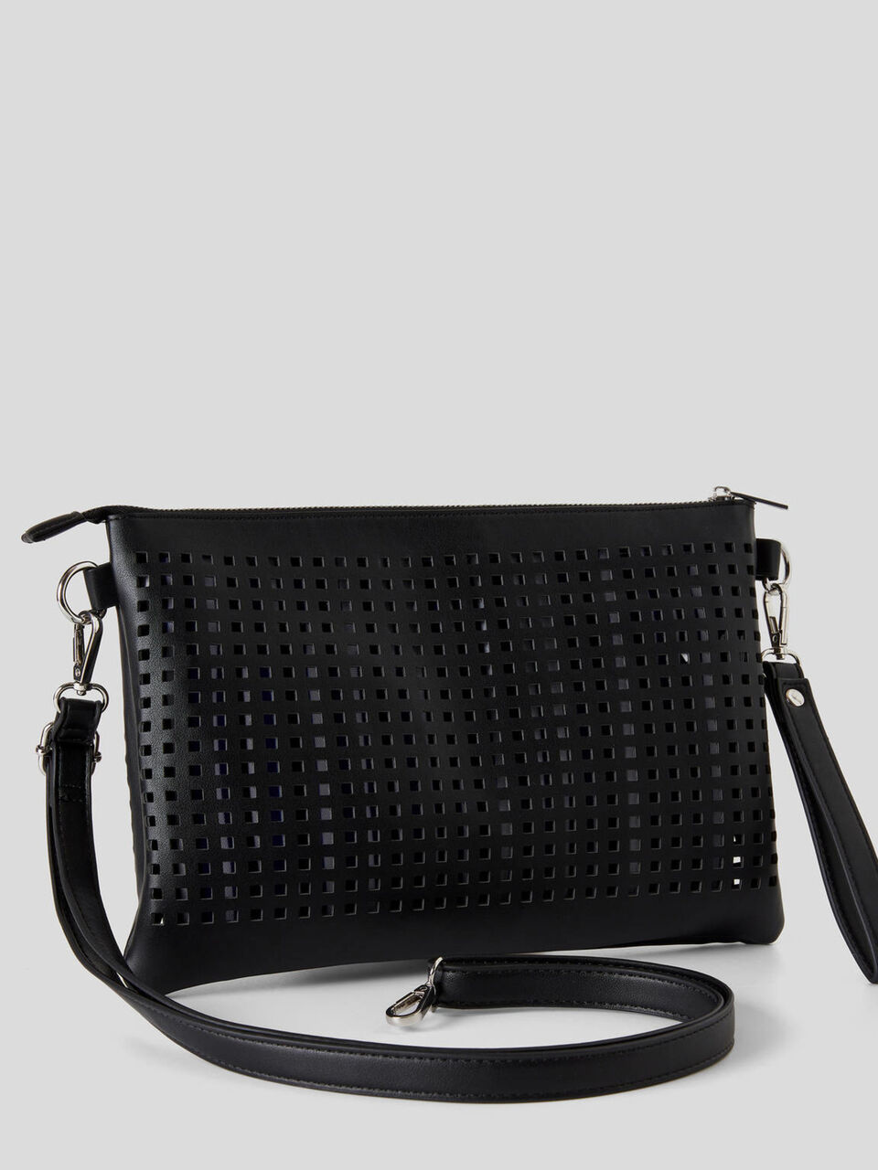 Bolso perforado con clutch extraíble image number 2