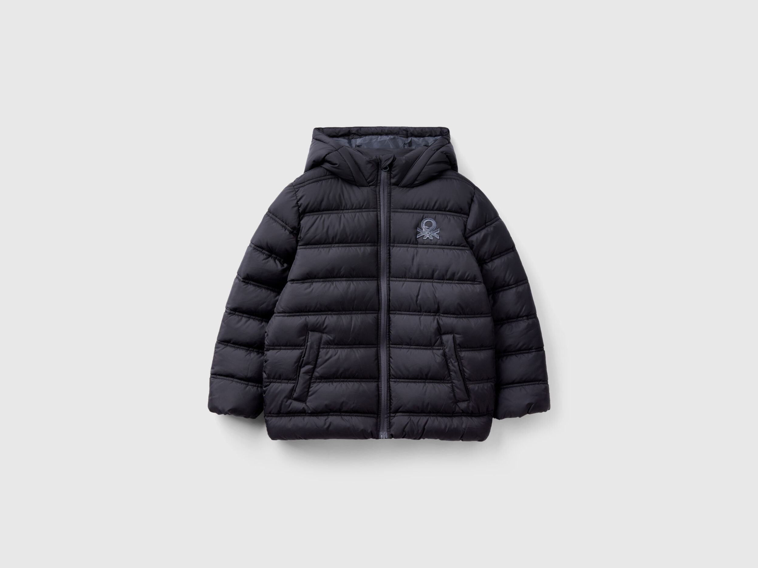 Cazadora acolchada con capucha y logotipo Negro Benetton