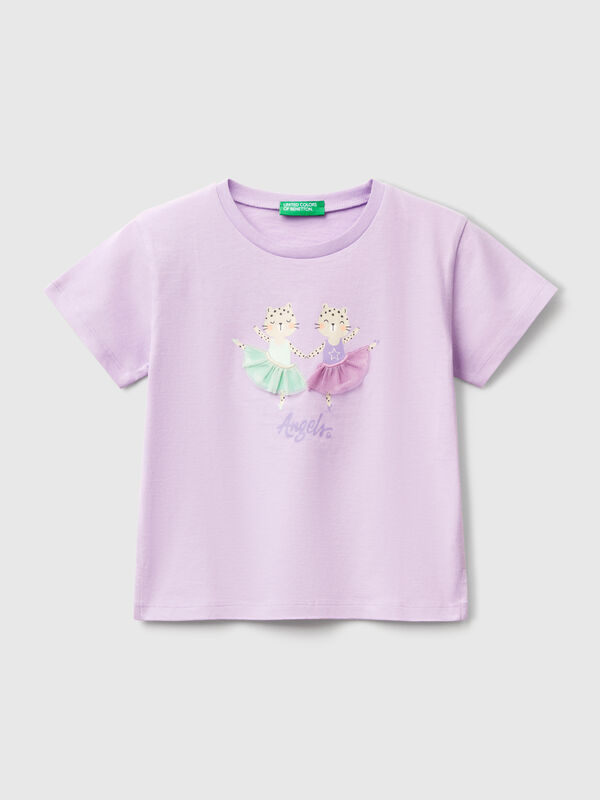 Camiseta con estampado y aplicación. Niña