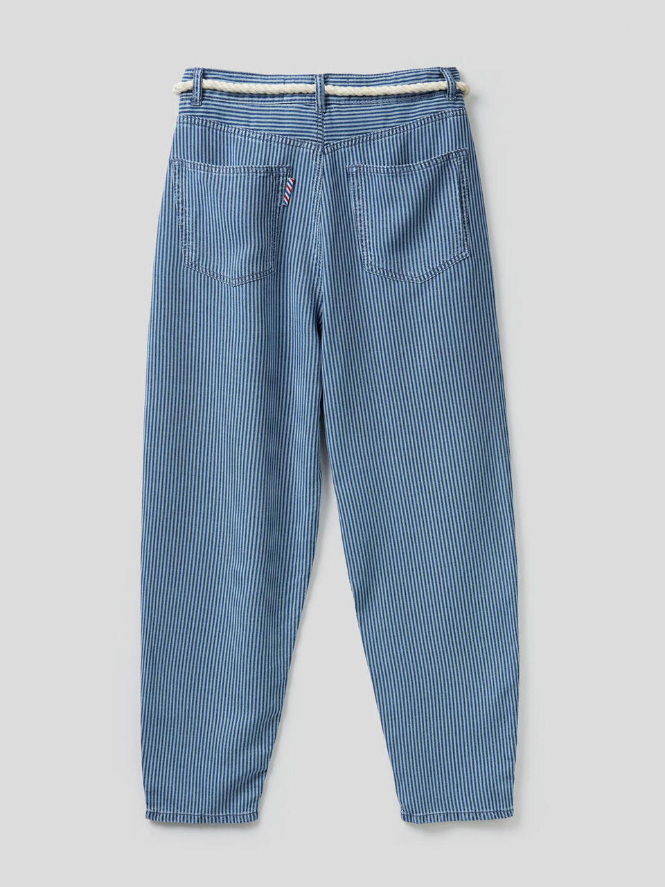 Pantalón de corte zanahoria con rayas image number 2