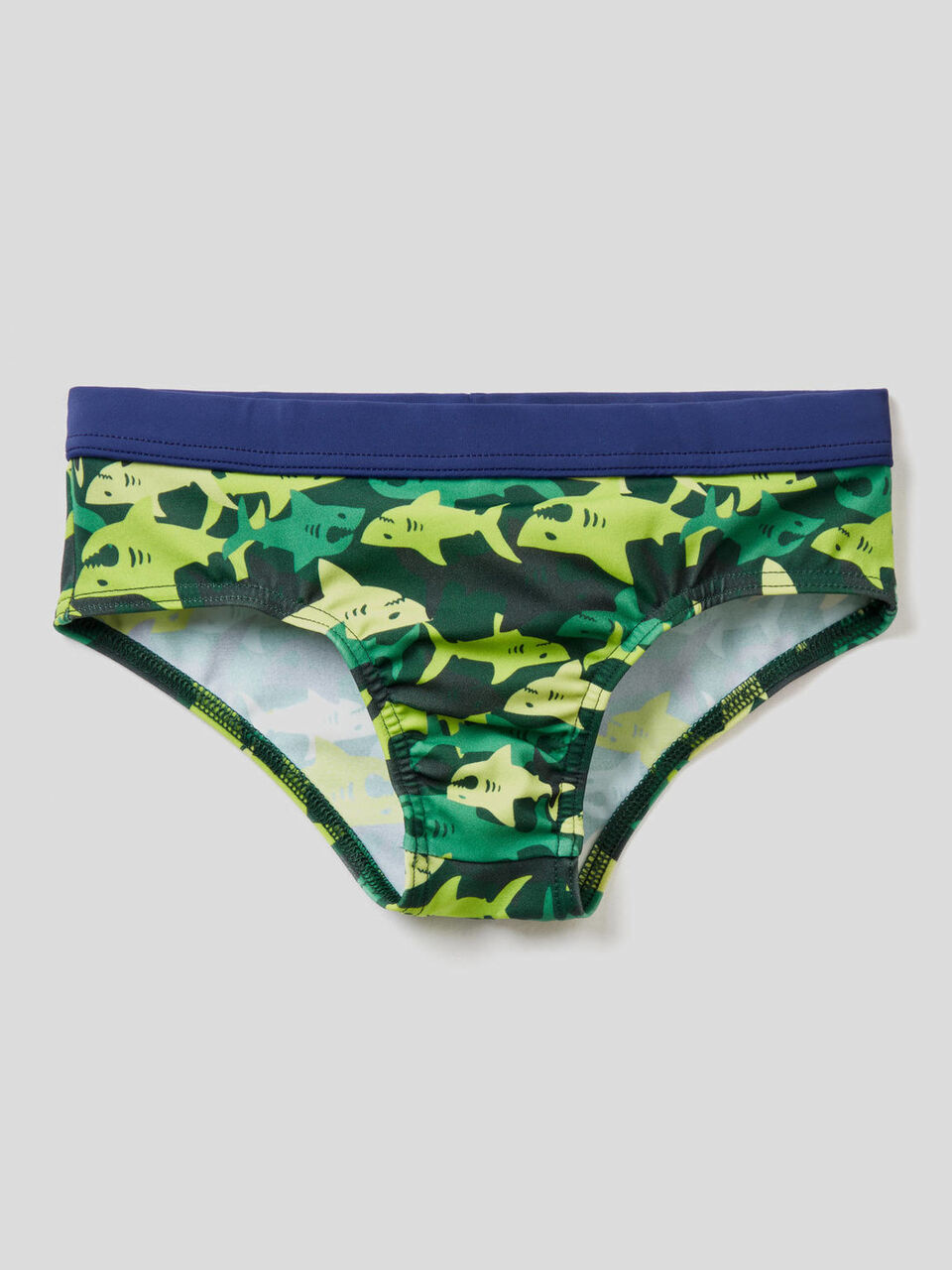 Bañador slip con estampado de tiburones de camuflaje image number 1