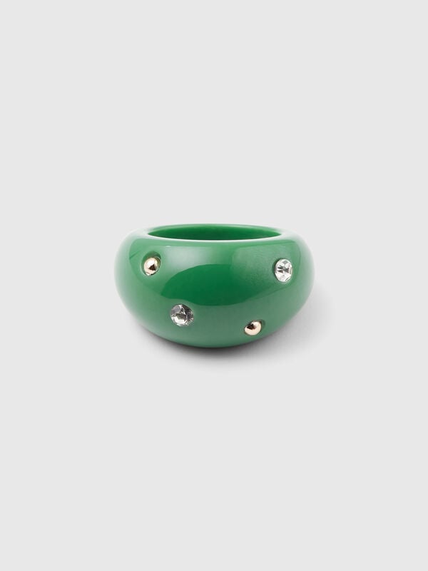 Anillo verde con pedrería y tachuelas. Mujer