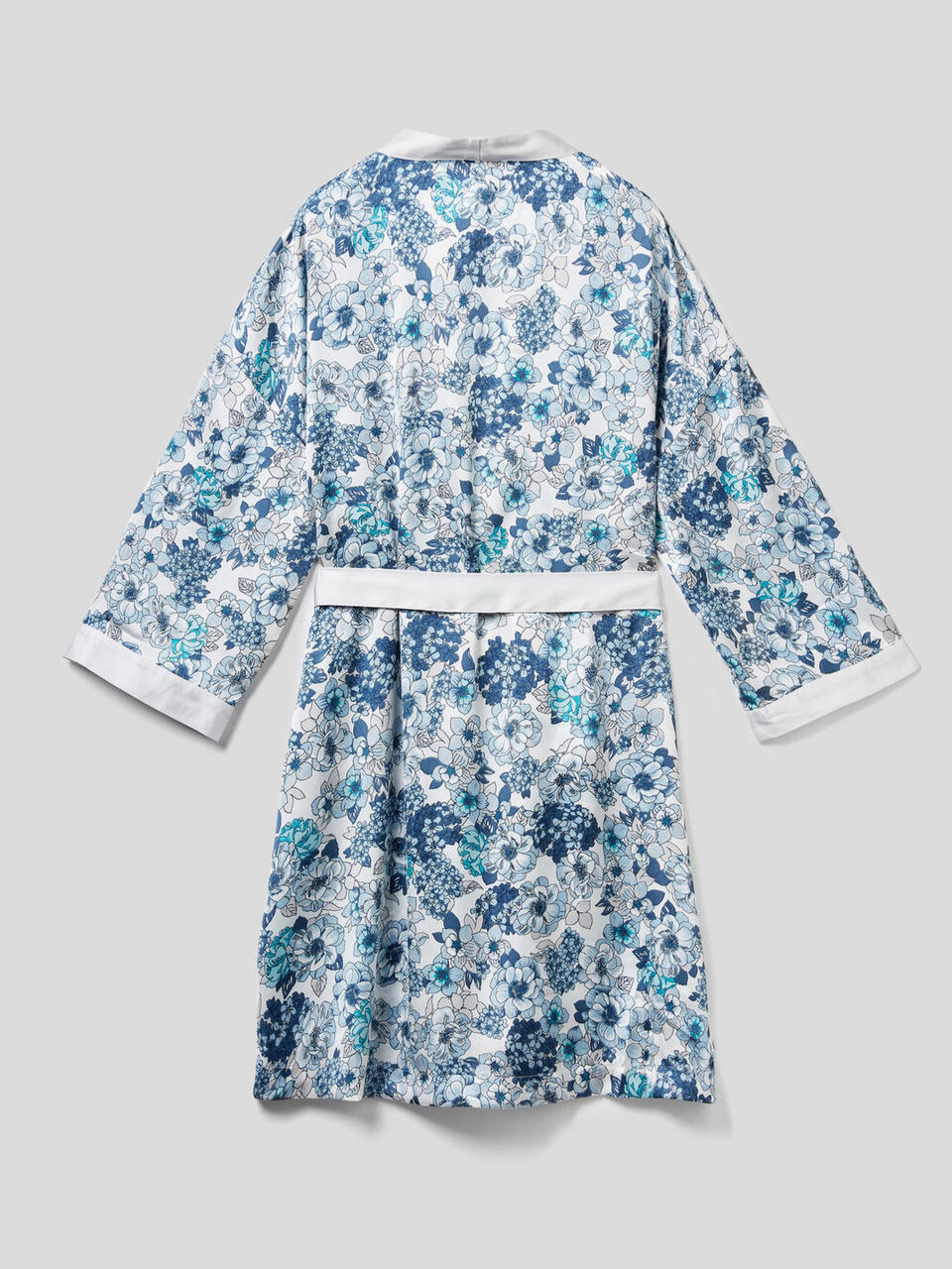 Bata kimono de raso estampado image number 2
