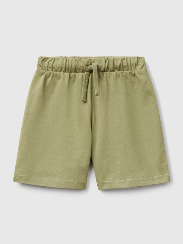 Pantalón corto en puro algodón con corte regular. Cintura con elástico interno y cordón, logo estampado en la espalda. Práctico y cómodo, perfecto para moverse al aire libre. Niño