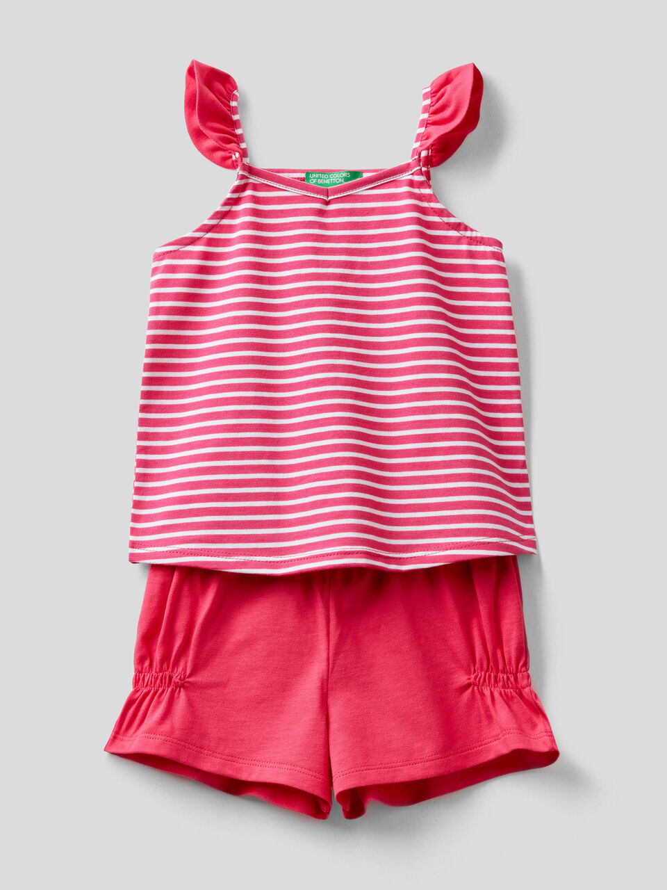 Conjunto de camiseta de tirantes de rayas y shorts image number 1
