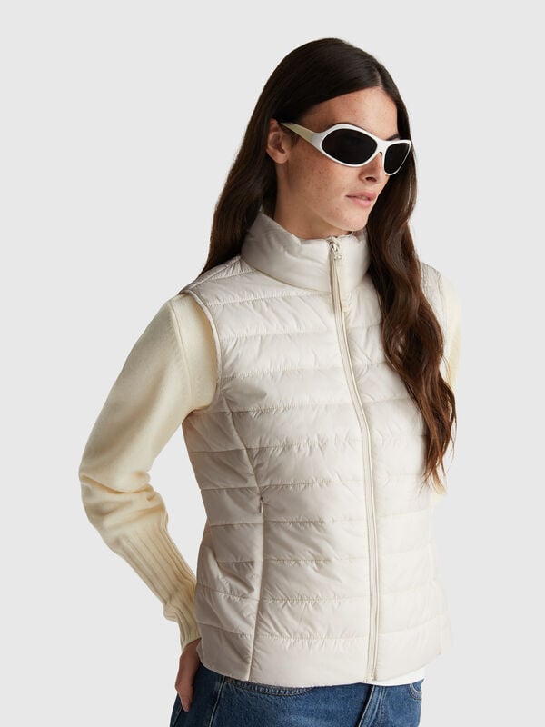 Chaqueta acolchada sin mangas de corte entallado Mujer