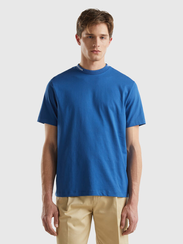 Camiseta azul oscuro bordado en el cuello Hombre