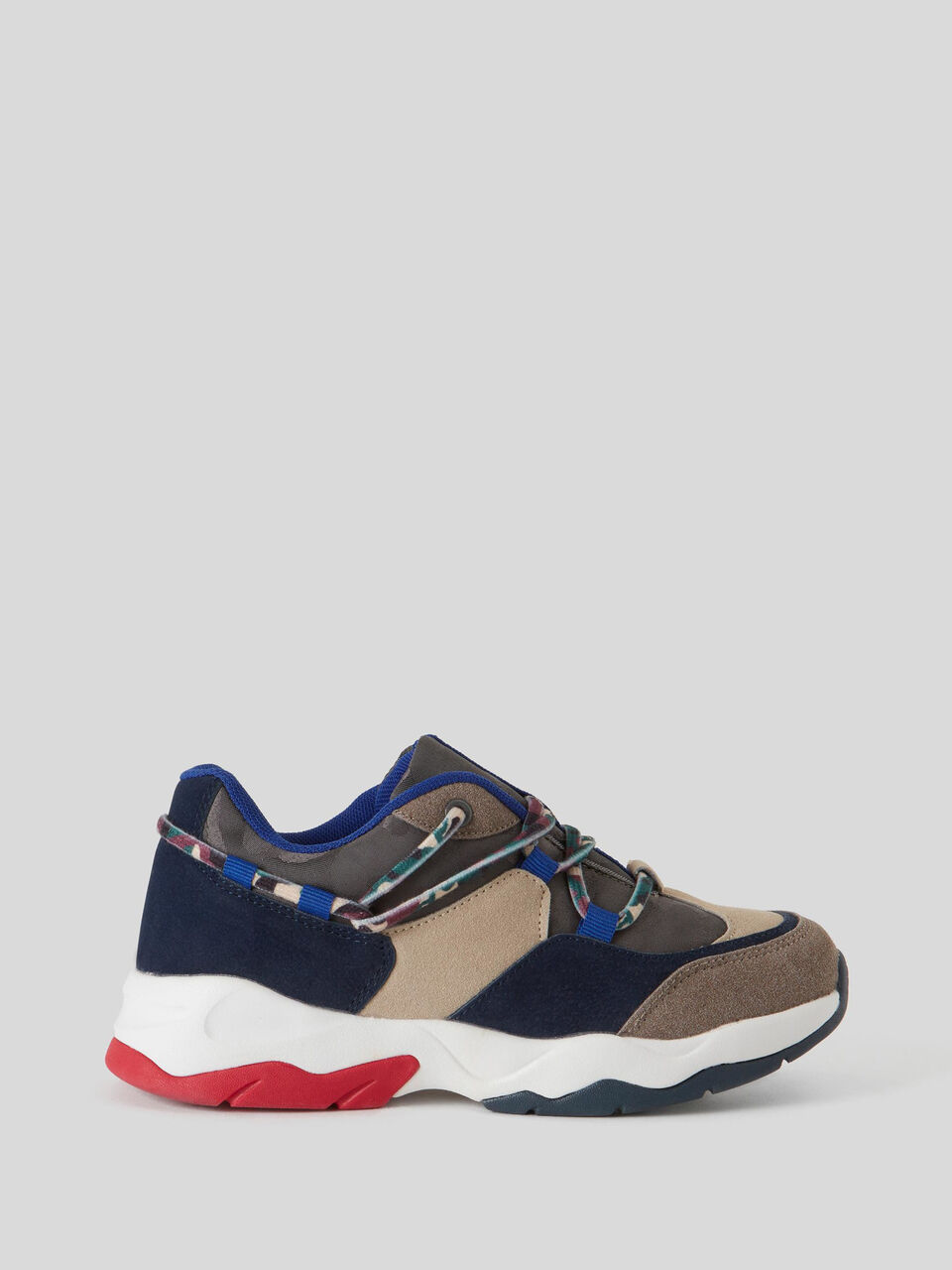 Zapatillas con cordones estampados image number 1