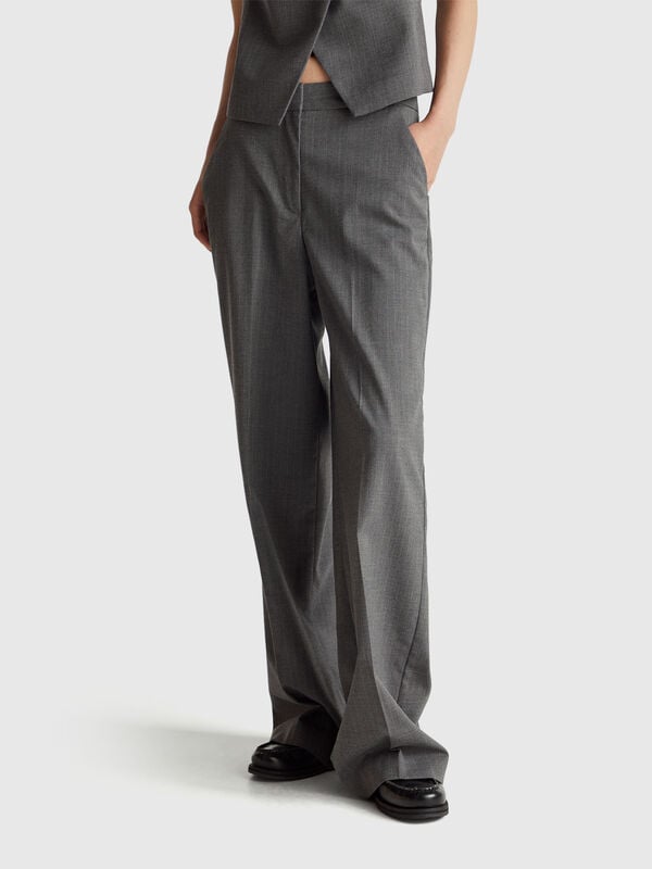 Pantalones grises de raya diplomática y pierna ancha Pantalones grises de raya diplomática y pierna ancha Mujer