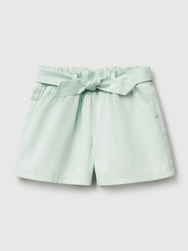 Shorts en suave tejido de puro algodón con corte regular fit. Cintura con elástico interno y fajín, bolsillos delanteros y logo bordado en la espalda. Casual y femenina, perfecta para el verano. Niña