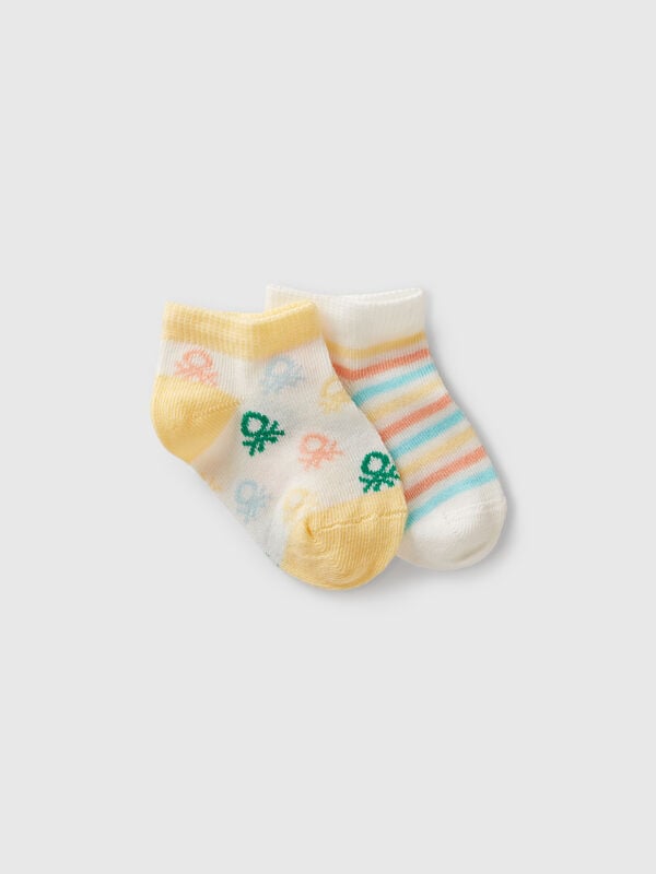 Conjunto de calcetines con logos y rayas. Recién nacidos