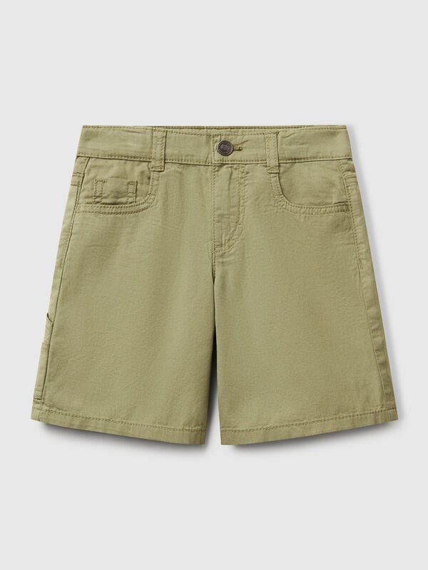 Pantalón corto en tejido ligero de puro algodón. Diseño de cinco bolsillos, cintura elástica interna ajustable, apertura con cremallera y botón. Cómodas y fáciles de combinar. Niño