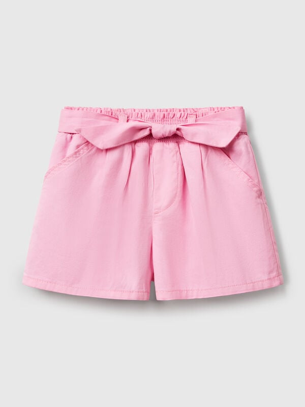 Shorts en suave tejido de puro algodón con corte regular fit. Cintura con elástico interno y fajín, bolsillos delanteros y logo bordado en la espalda. Casual y femenina, perfecta para el verano. Niña
