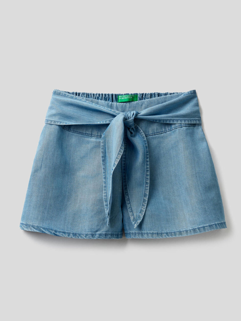 Bermudas amplias en denim ligero image number 1