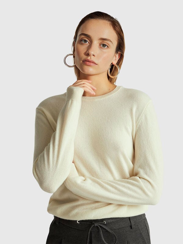 Suéter de cuello redondo color crema en pura lana merino Mujer