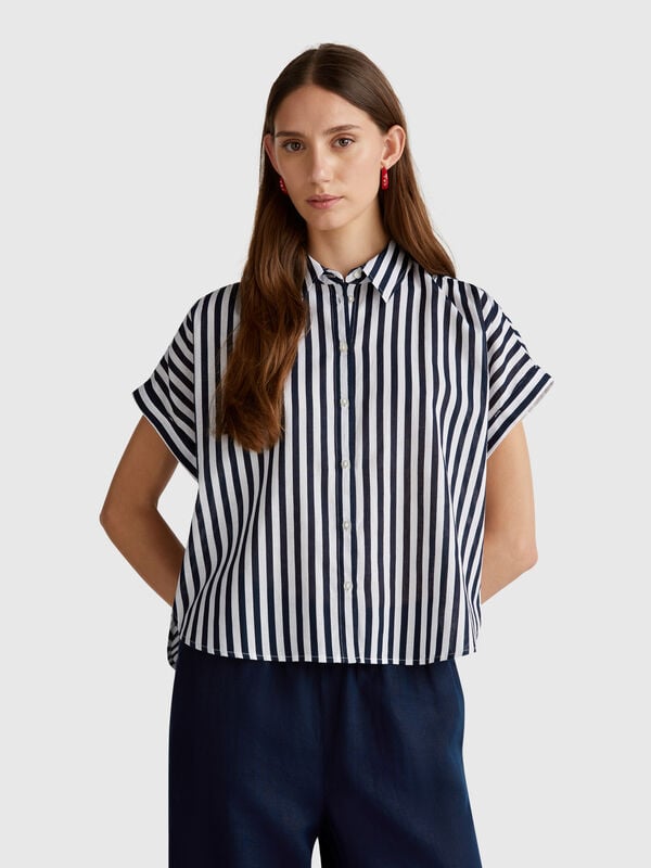Camisa de rayas de ajuste cómodo. Mujer