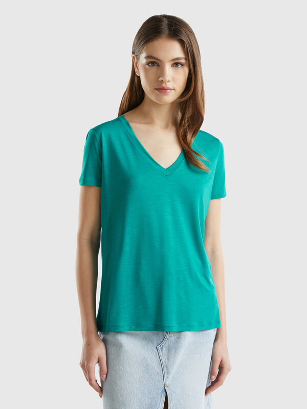 Camiseta de viscosa sostenible con escote de pico Mujer