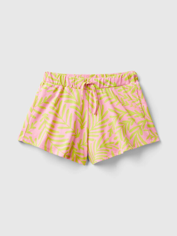 Pantalón corto rosa claro con estampado tropical Niña