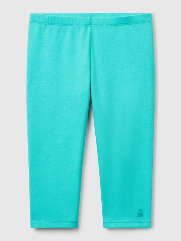 Leggings en algodón elástico con largo por encima de la rodilla. Logo bordado tono sobre tono en el bajo de la pierna. Cómodo y confortable, perfecto para jugar al aire libre durante el verano. Niña