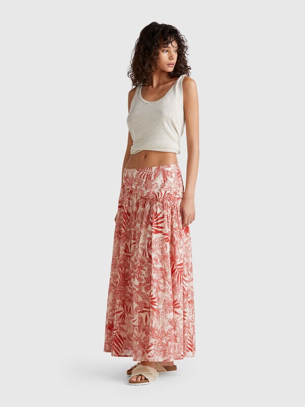Falda larga con estampado tropical. Mujer