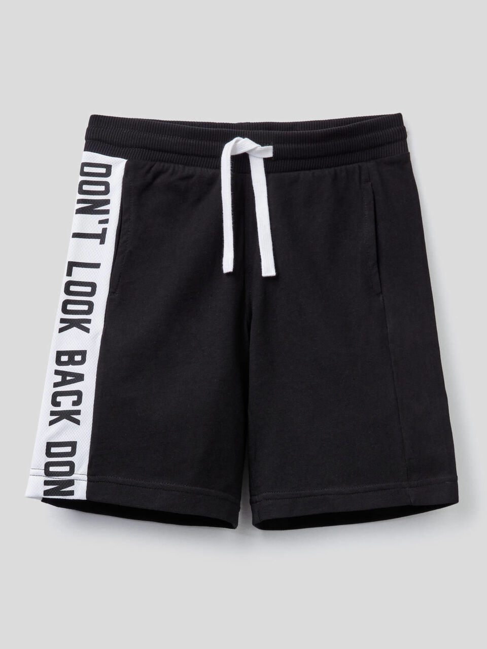 Bermudas deportivas con banda lateral image number 1