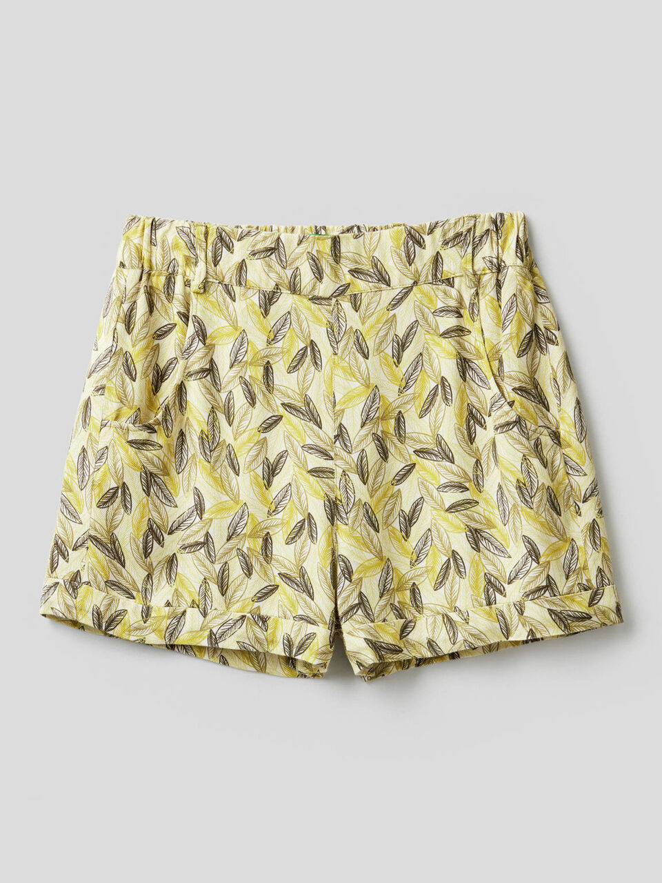 Pantalón corto fluido con estampado botánico image number 1