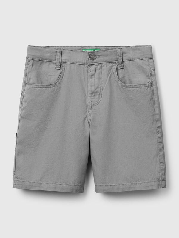 Pantalón corto en tejido ligero de puro algodón. Cintura elástica interna ajustable, abertura con cremallera y botón. Bolsillos delanteros, bolsillos aplicados en la espalda y uno más pequeño aplicado en el lateral. Cómodas y fáciles de combinar. Niño