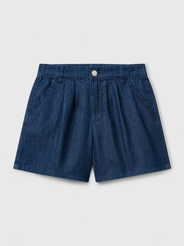 Pantalón corto en denim de puro algodón. Cintura con elástico interno en espalda, apertura con cremallera y botón. Bolsillos delanteros y bolsillos de parche en la espalda. Inspiración rock'n'roll con un aspecto ligeramente desgastado. Niña
