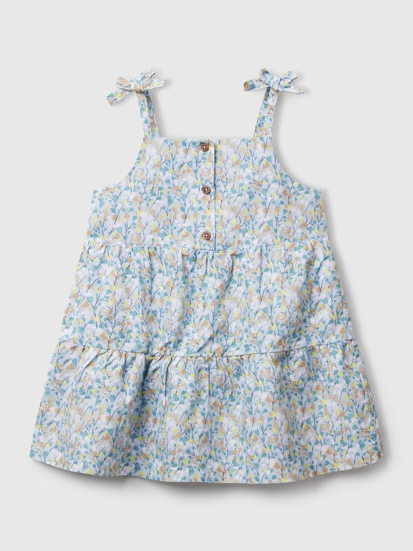 Vestido de volantes con estampado de flores. Niña