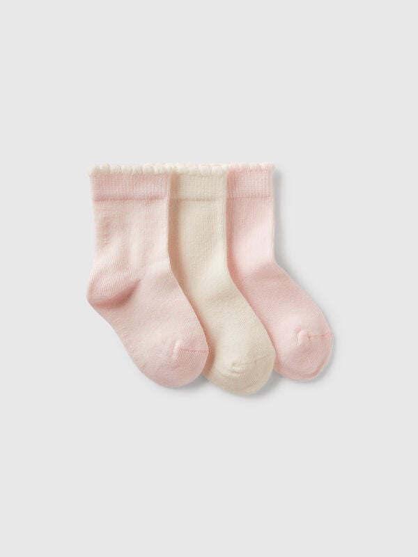 Tres pares de calcetines rosas y crema. Recién nacidos