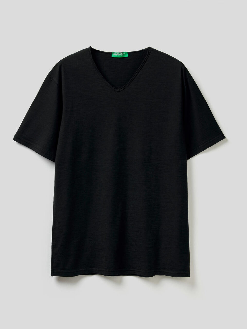 Camiseta de 100% algodón con escote de pico image number 1
