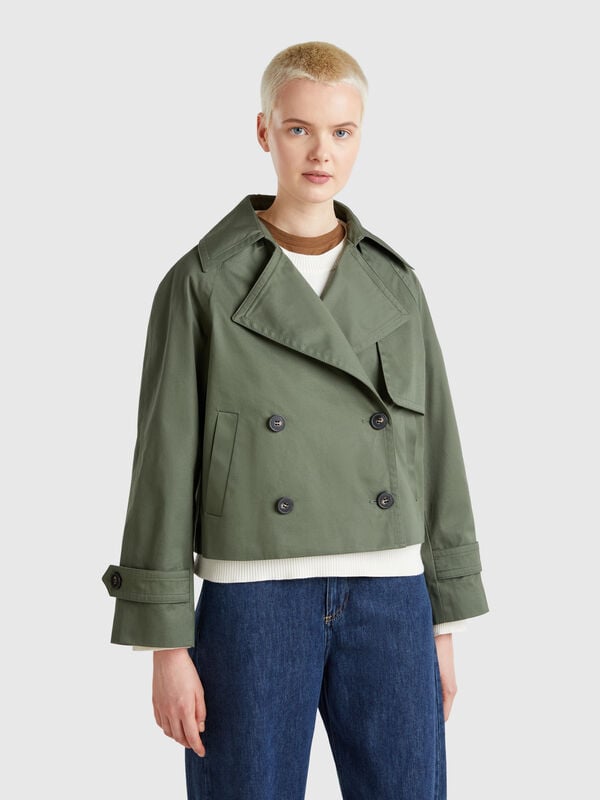 Gabardina corta con doble botonadura Mujer