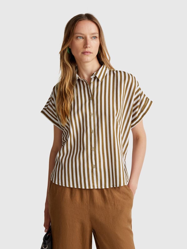 Camisa de rayas de ajuste cómodo. Mujer