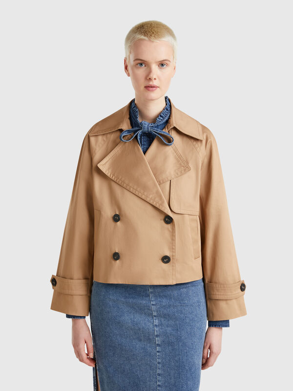 Gabardina corta con doble botonadura Mujer