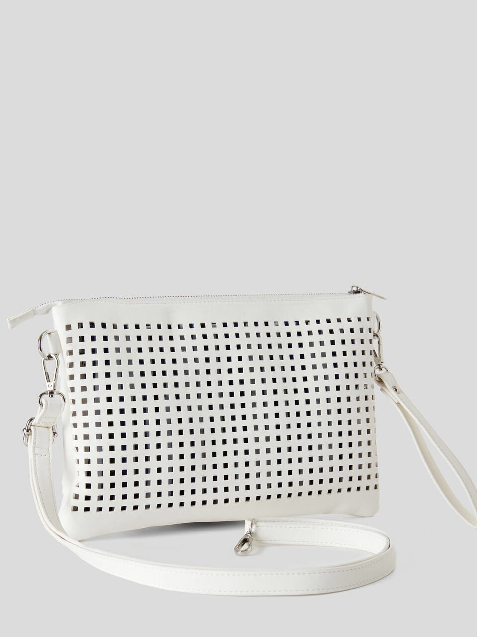 Bolso perforado con clutch extraíble image number 2