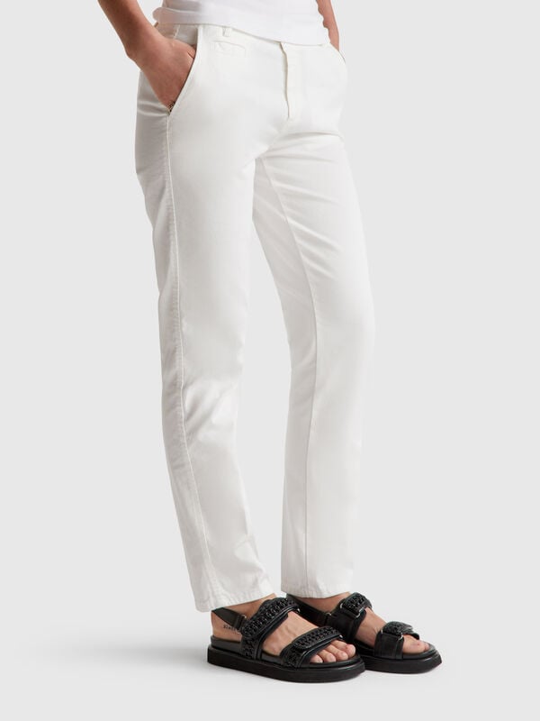 Pantalones chinos de corte ajustado de algodón beige Mujer