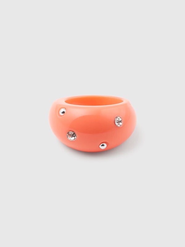 Anillo rosa con pedrería y tachuelas Mujer