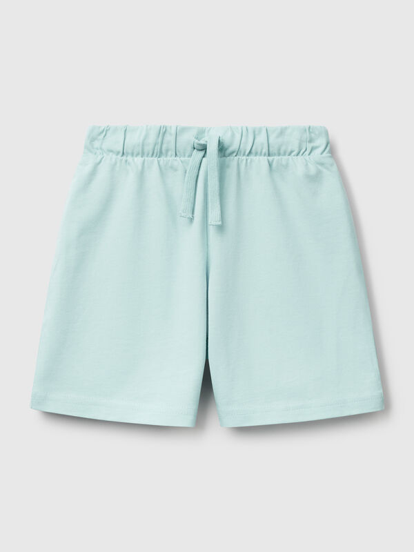 Pantalón corto en puro algodón con corte regular. Cintura con elástico interno y cordón, logo estampado en la espalda. Práctico y cómodo, perfecto para moverse al aire libre. Niño