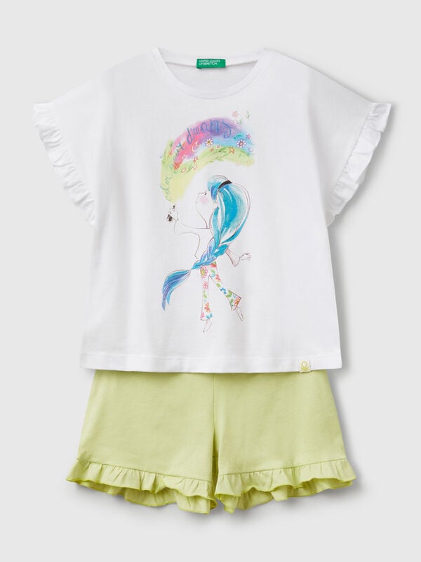 Pijama con estampado y volantes. Niña