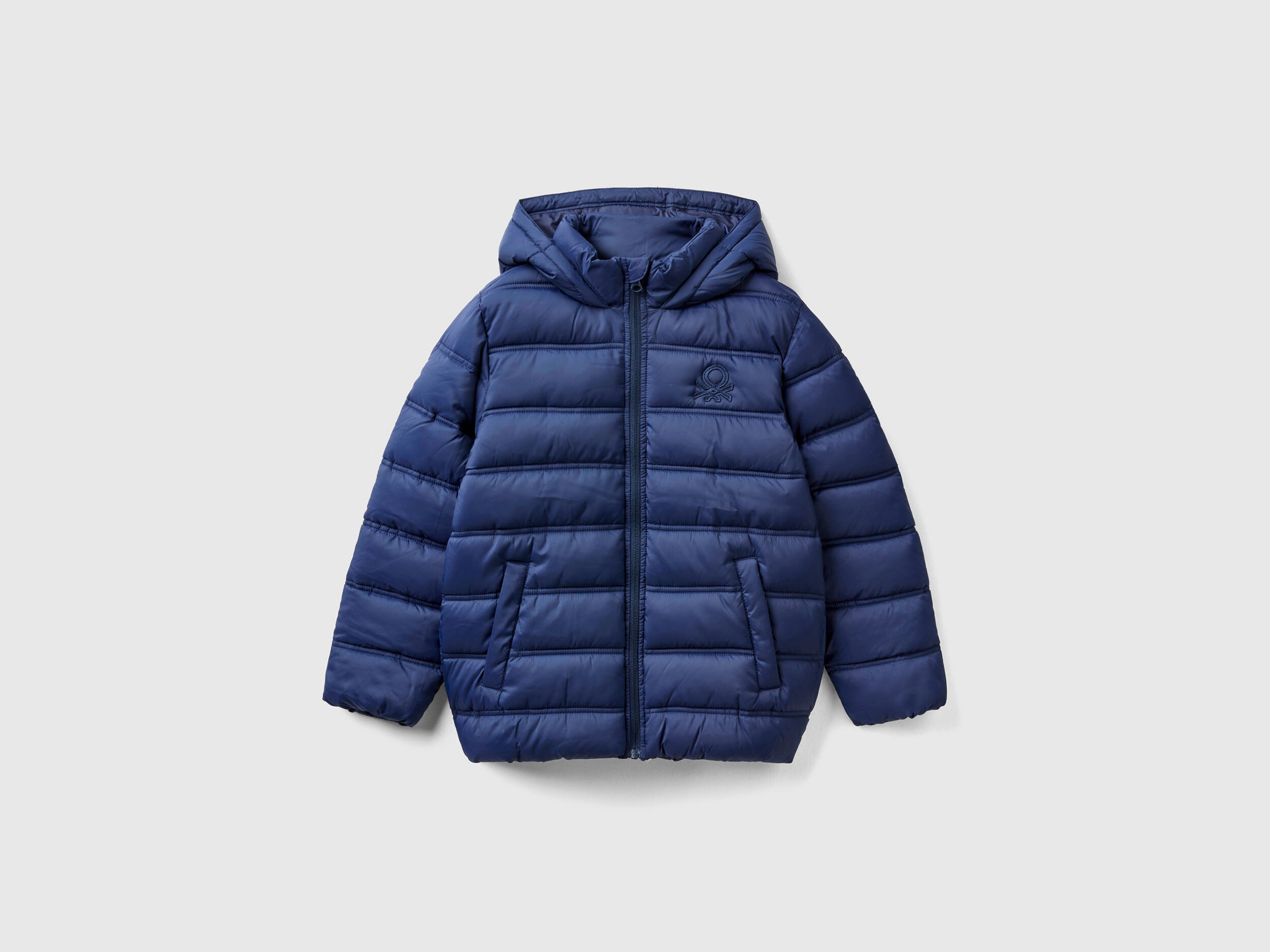 Cazadora acolchada con capucha y logotipo Azul Oscuro Benetton