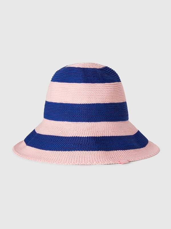 Gorro de rayas azules y rosas. Mujer