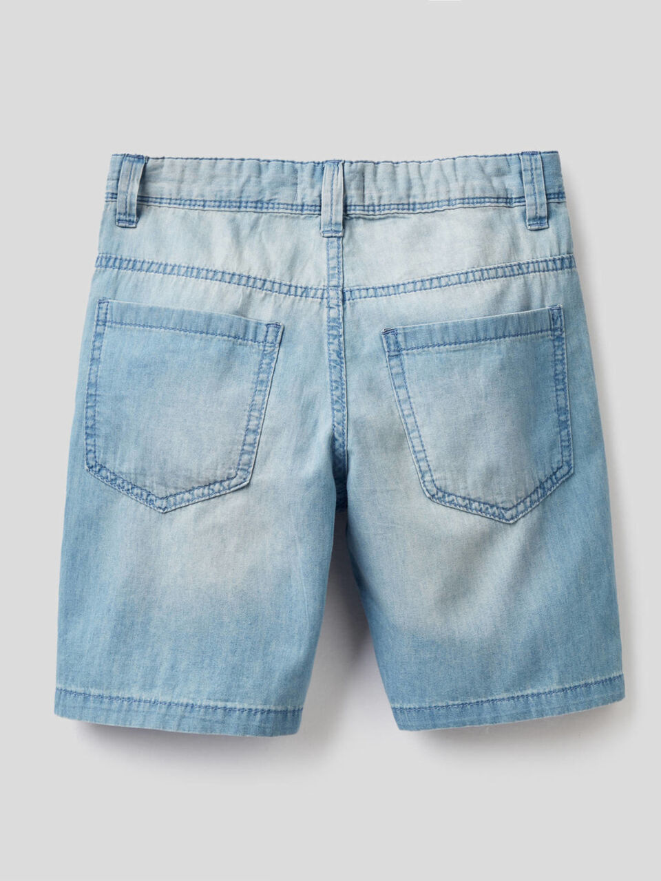 Bermudas en denim ligero image number 2